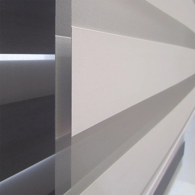 Reforzamiento de ventanas sutil y elegante con tejido ciego de cebra de rayas gris
