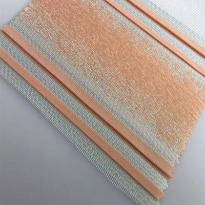 Reforzamiento de ventanas sutil y elegante con tejido ciego de cebra de rayas gris